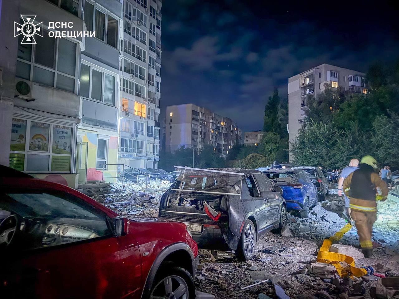 Ворог атакував Одесу: пошкоджені будинки та авто, є постраждалі