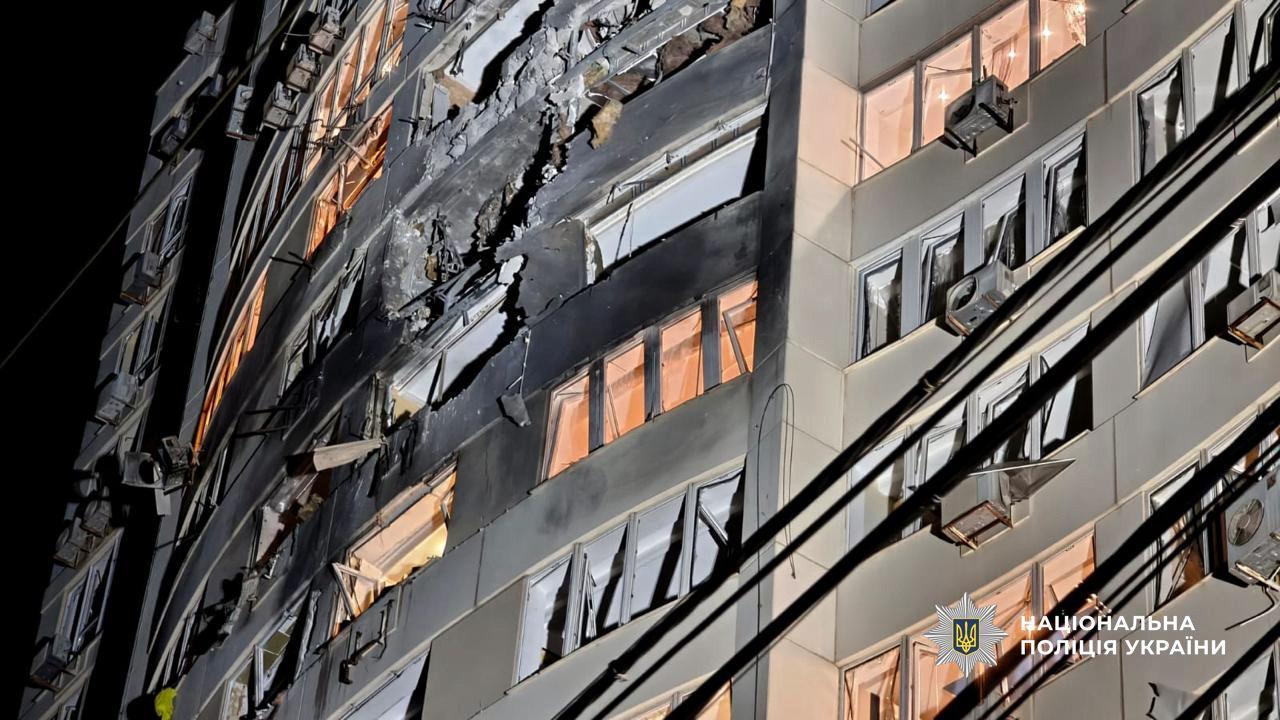 Росіяни поцілили у багатоповерхівку в Одесі: 17 людей постраждали, серед них – діти