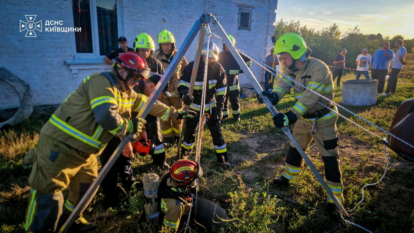 На Київщині з криниці дістали тіла двох чоловіків