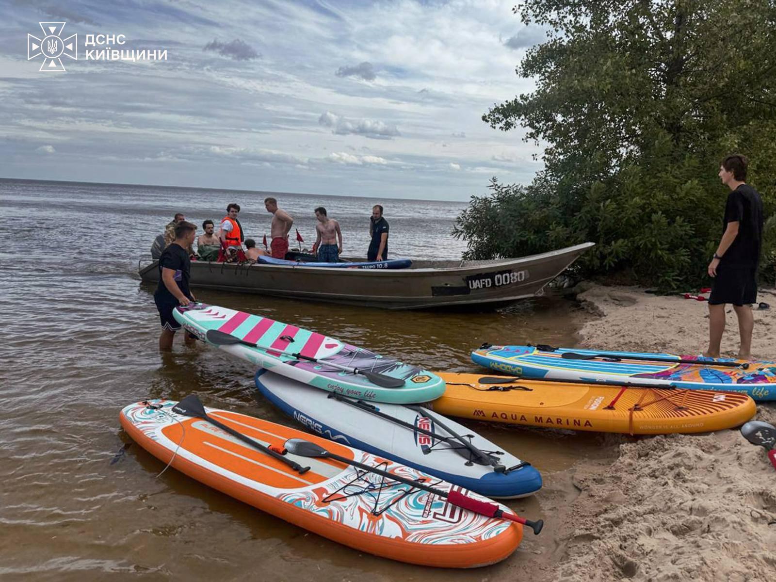 На Київському морі під час корпоративу вітер відніс від берега більше 20 людей на SUP-дошках