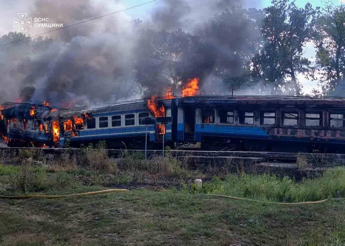 Ворожі дрони вдарили по приміському дизель-поїзду на Сумщині