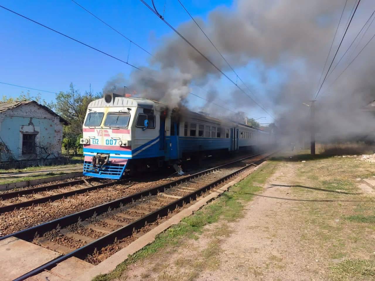 Ворог вдарив по приміському поїзду на Харківщині: є постраждалі