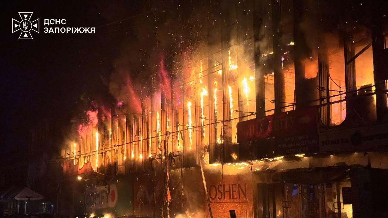 Ворог атакував Запоріжжя: загорілись ТЦ, багатоповерхівка та навчальний заклад, є постраждалі