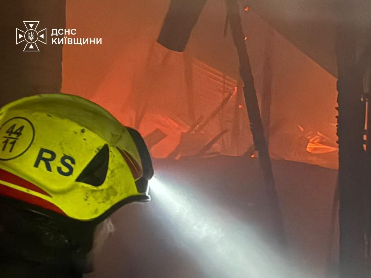 На Київщині внаслідок атаки загорілись СТО, пилорама та будинок