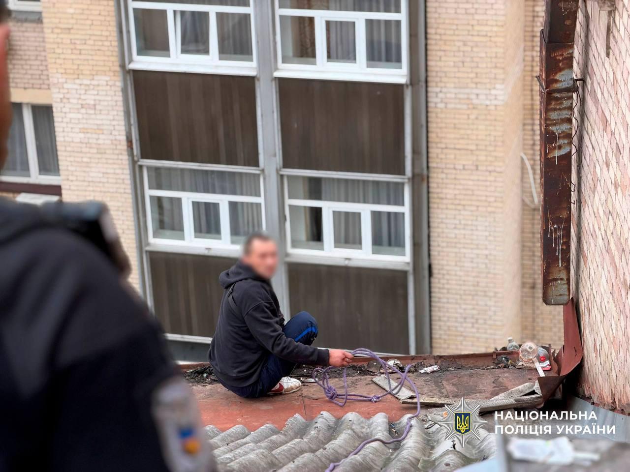 Чоловік хотів стрибнути з даху п’ятиповерхівки біля Майдану Незалежності