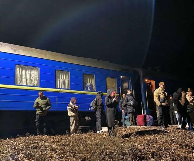 Під час повітряної тривоги посадки на поїзди відмінятимуть – що важливо знати про подорожі та евакуації