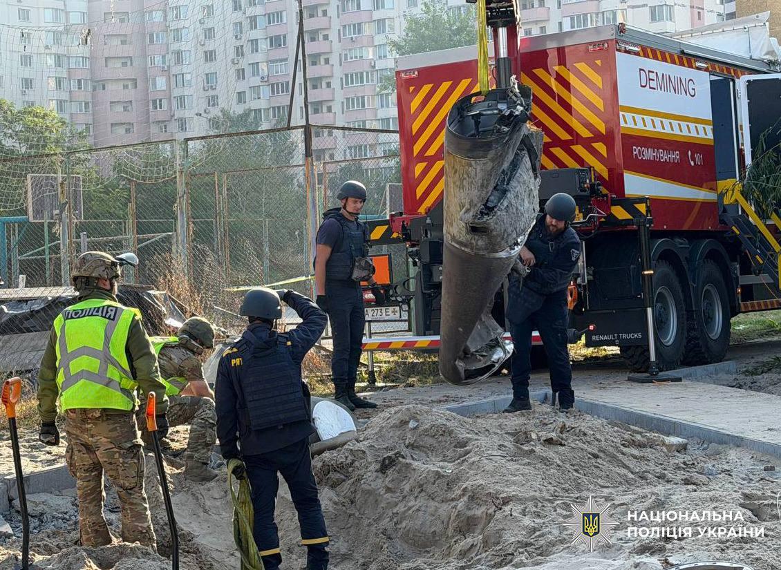 Біля будинків у Києві вилучили балістичну ракету з півтонною бойовою частиною, що не здетонувала