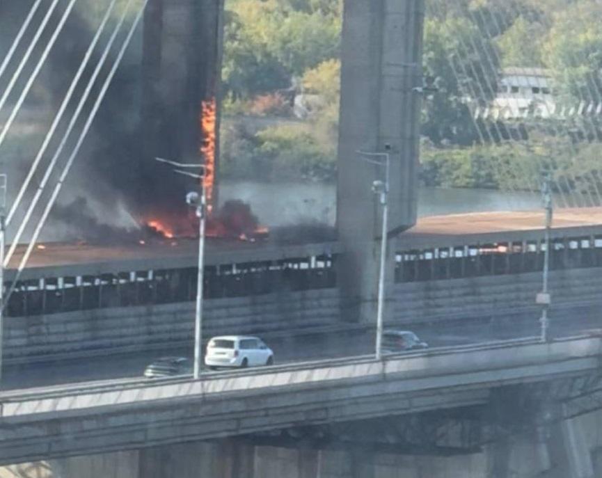 Рух Південним мостом зупинили після ворожої атаки: як працює метро і наземний транспорт
