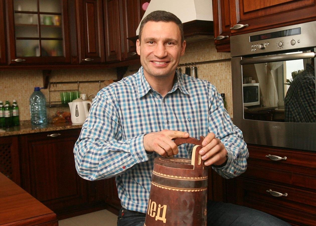 У ДТЕК пояснили, чому в будинку Кличка не вимикатимуть світло
