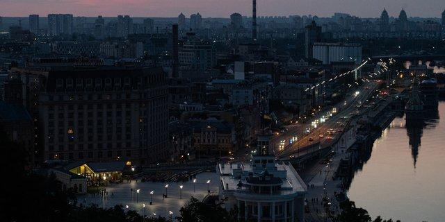 Київ після російських атак: у частині районів тривають тривалі відключення світла