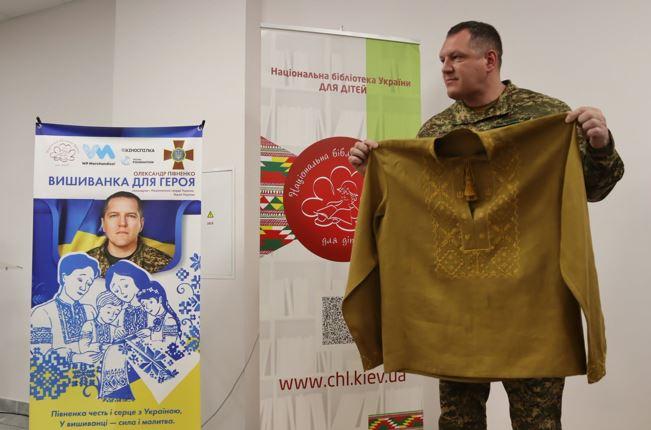 Командувачу Нацгвардії Олександру Півненку подарували «вишиванку для Героя»