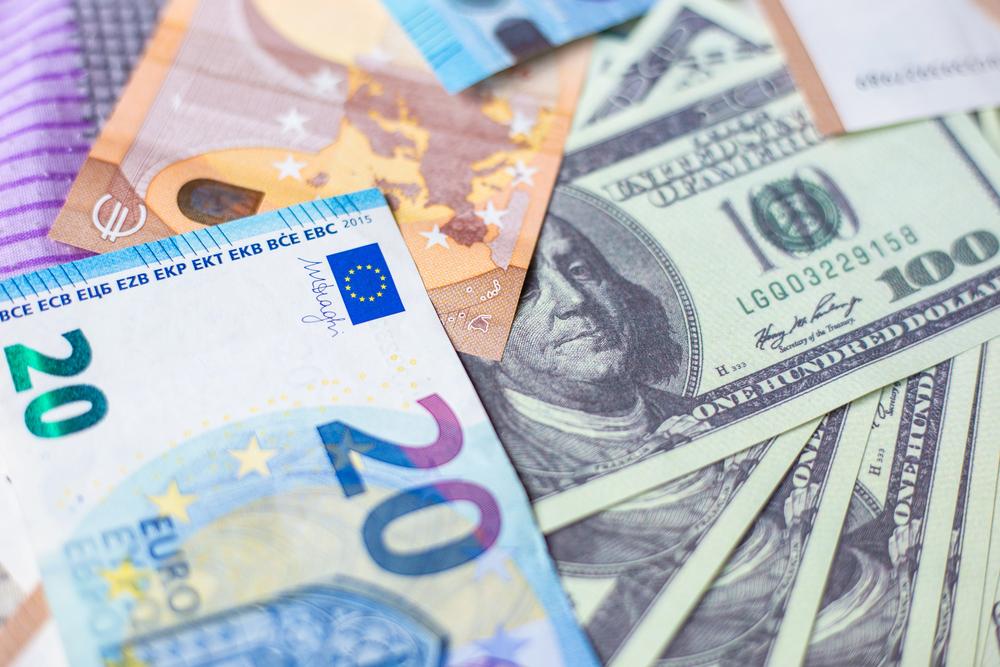Курс у столичних обмінниках: де зараз вигідно обміняти долари та євро
