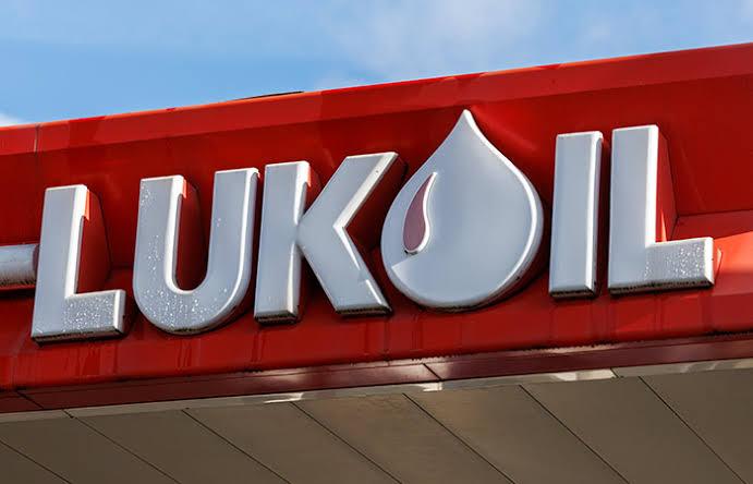 Нафта на столі переговорів: США та РФ обговорюють продаж активів «Лукойлу»