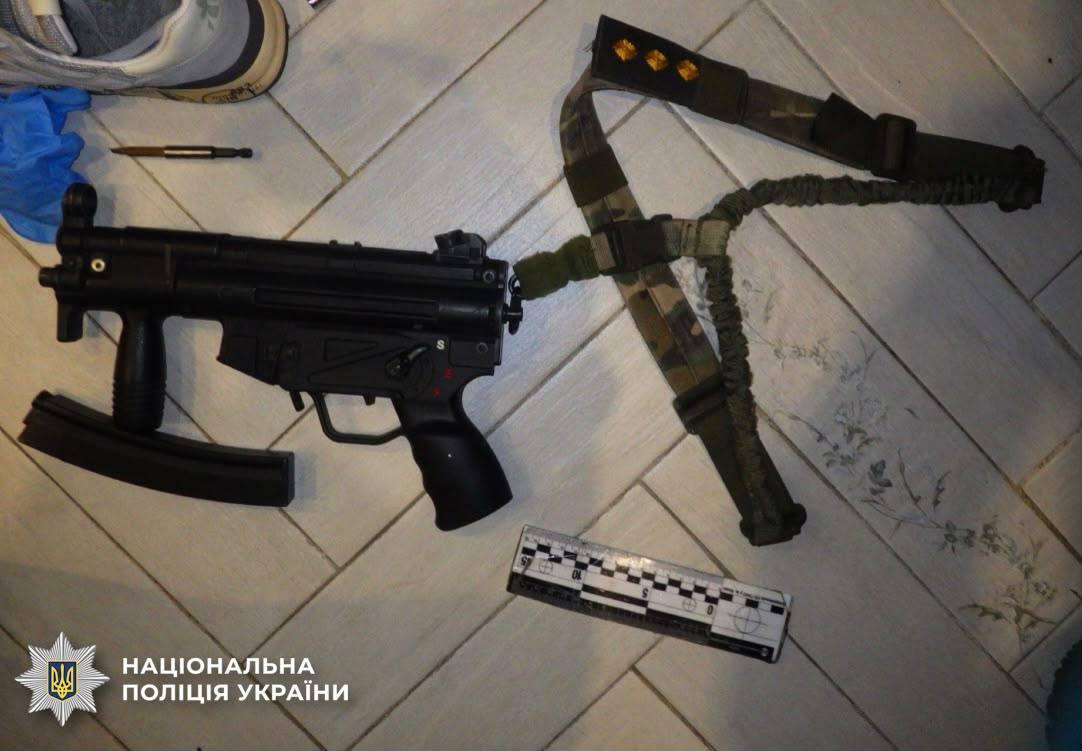 Чоловік пограбував молодика у під’їзді столичного ЖК та погрожував йому зброєю