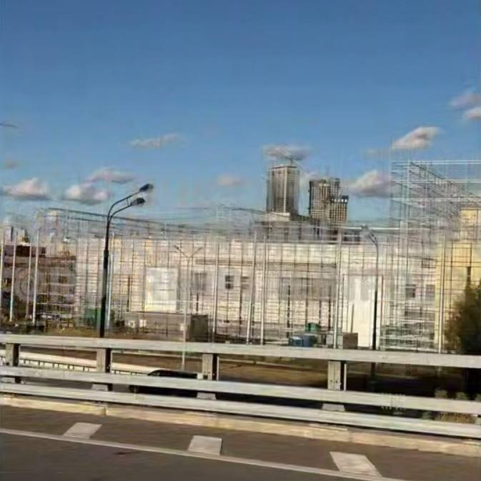 У москві будують захисні каркаси з арматури, щоб захистити підстанції від дронових атак
