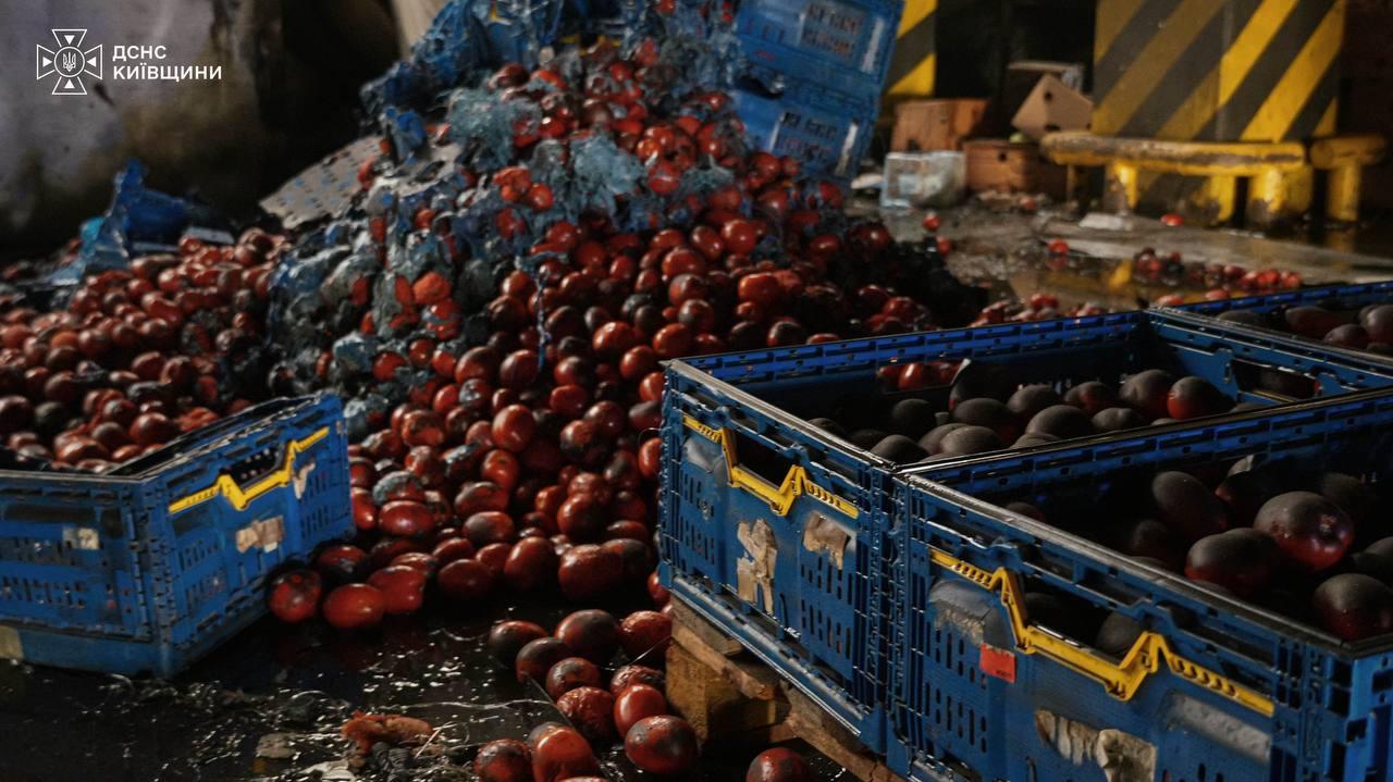 У Бучанському районі росіяни поцілили у склади: є постраждалі
