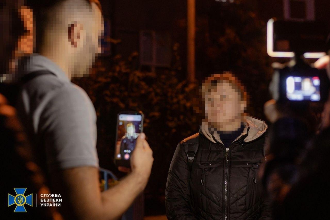 Зняла з маршрутки й опублікувала в чотирьох соцмережах: доцентку в Києві підозрюють у розголошенні позицій ППО