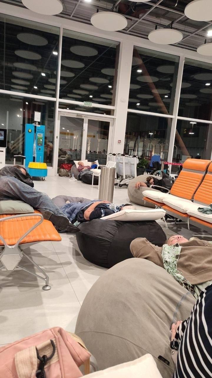 Понад 150 рейсів із затримками: у московському «Внукові» збився розклад після нічних обмежень