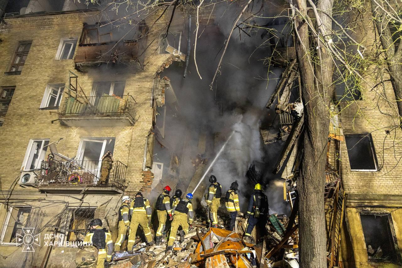 У Харкові з-під завалів зруйнованого будинку вилучили тіла трьох людей