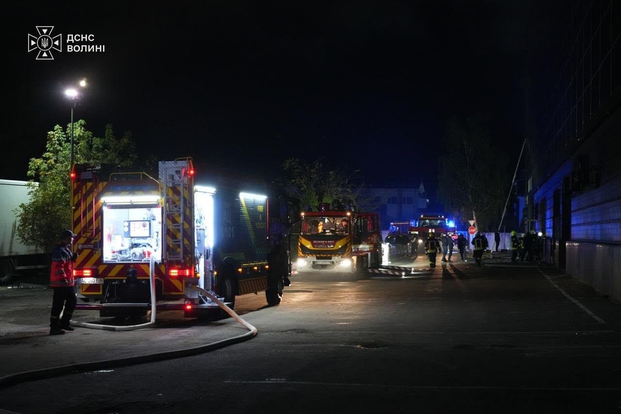 У Рівному, Києві та Луцьку рятувальники ліквідували наслідки ворожих обстрілів
