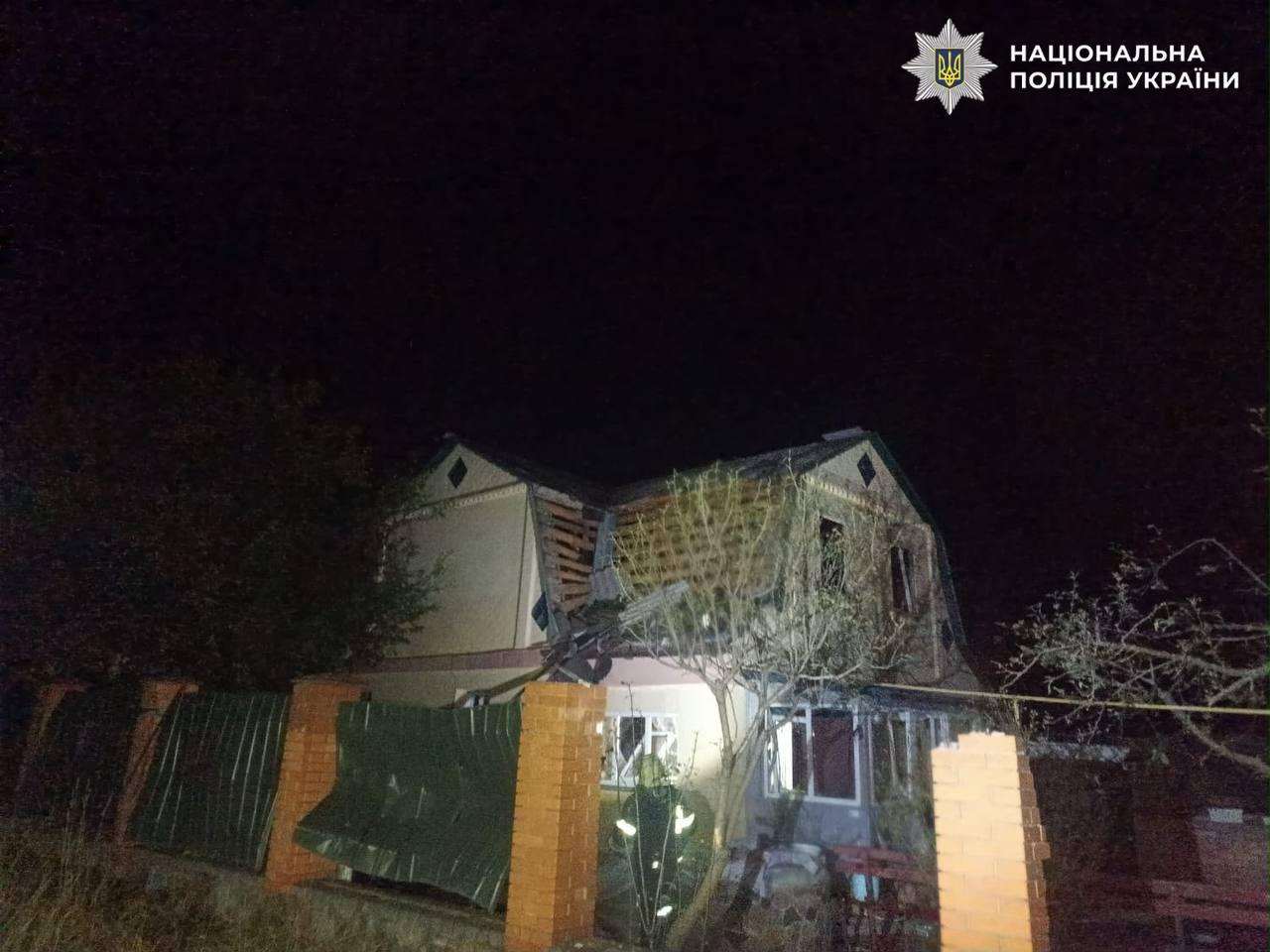 Три райони Київщини постраждали внаслідок ворожої атаки: пошкоджені будинки та авто, є поранені
