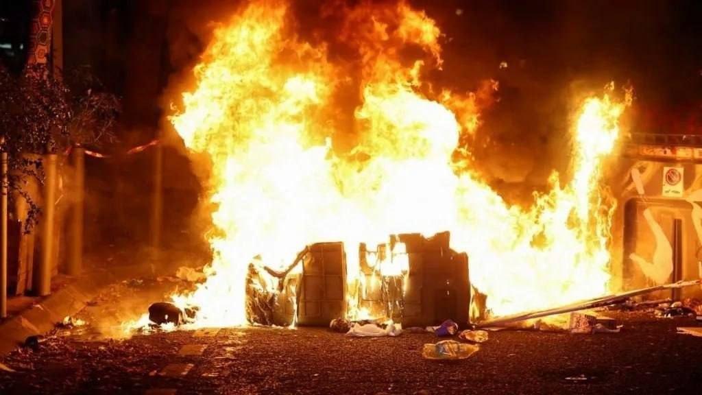 Потрощені вітрини і палаючі барикади: погроми в Європі продовжилися