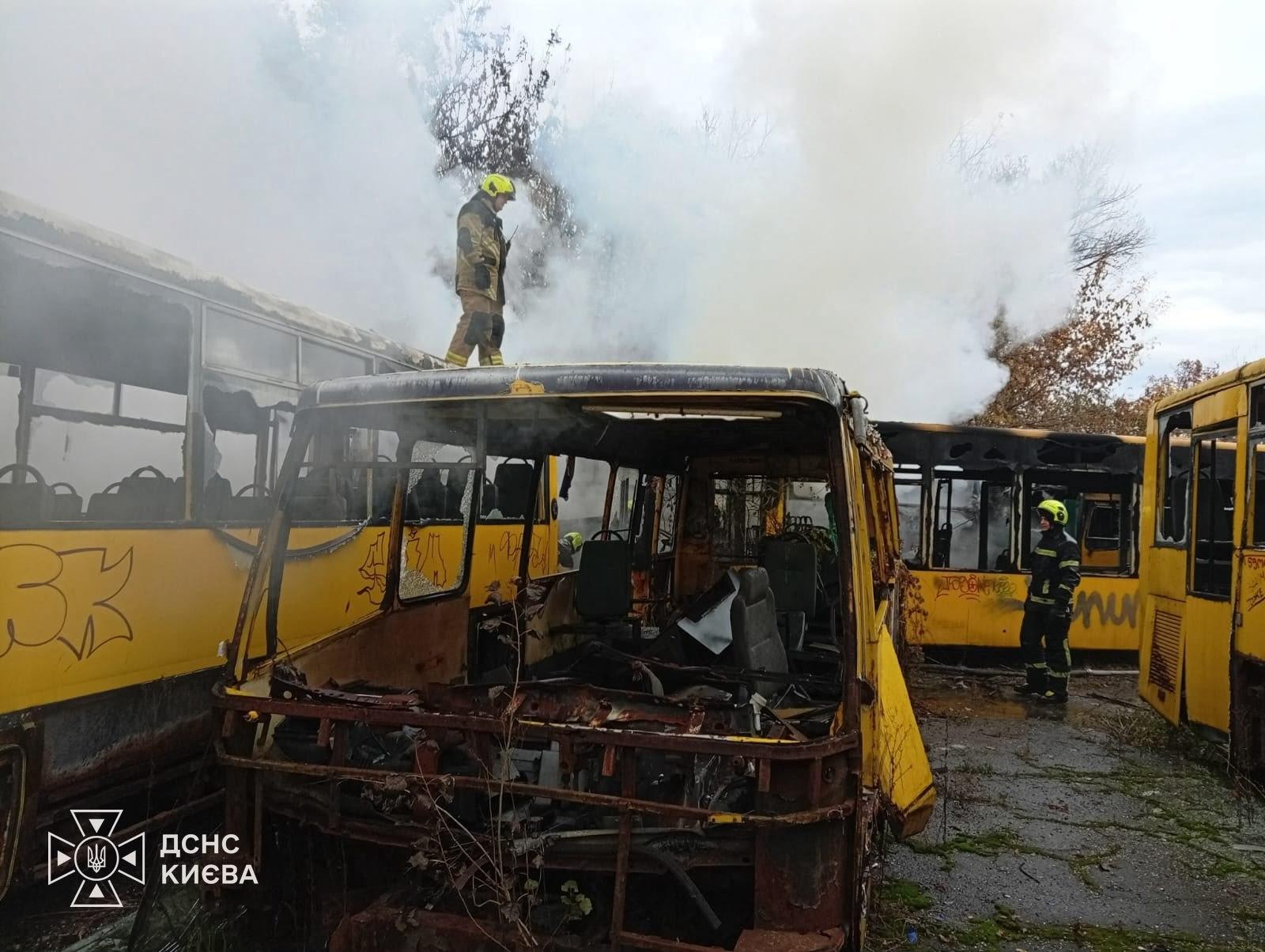 Два автобуси зайнялися у Солом’янському районі