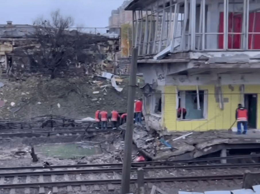 У столиці після обстрілу закрили дві станції метро: змінено рух громадського транспорту