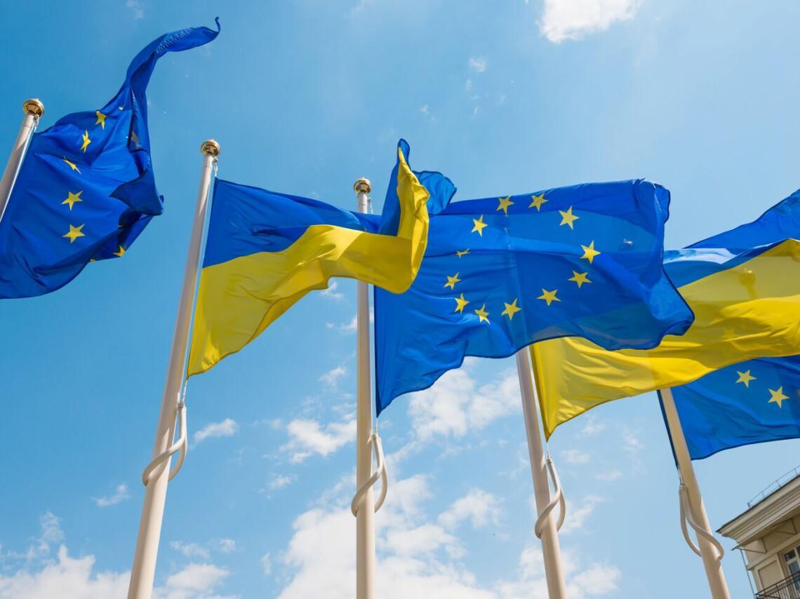 Прапори Євросоюзу і України