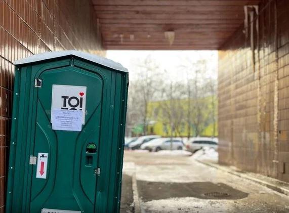 Киянам пропонують будувати вуличні туалети та копати вигрібні ями – чи це на часі