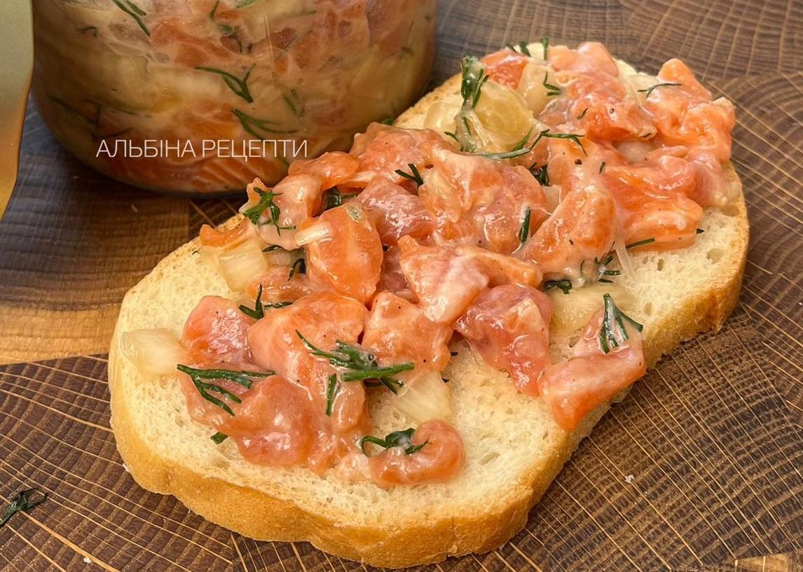 Маринований лосось з медом та соусом