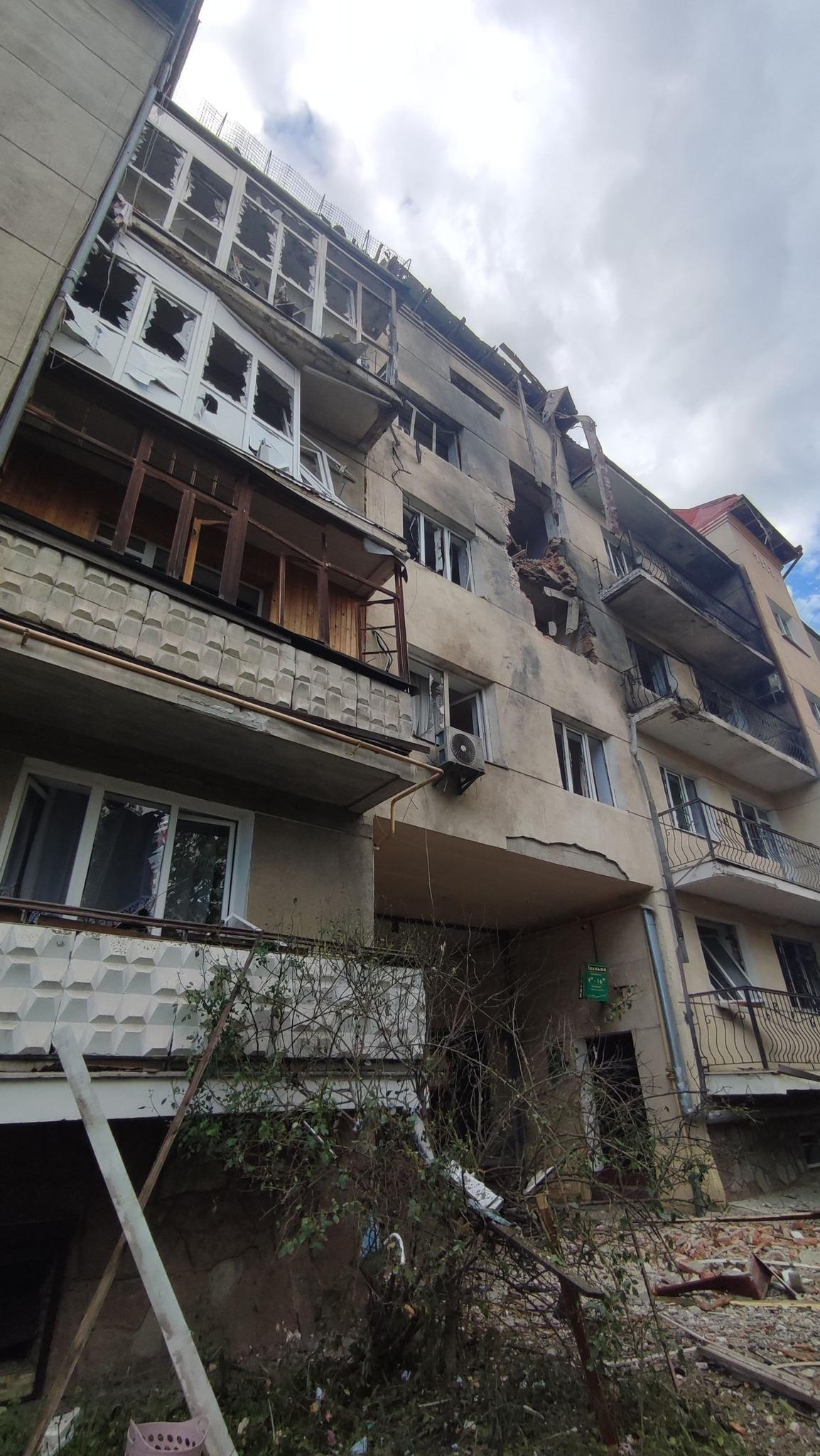 “Тільки прибрали в квартирі, як знову повибивало вікна” – в Івано-Франківську стався приліт вдруге на тій же вулиці